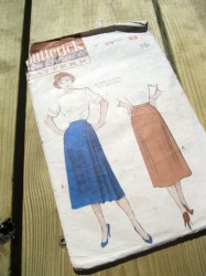 6188 1950s TAILORED SIDE BUTTON PLEATED SKIRT PATTERN 16 28''WST